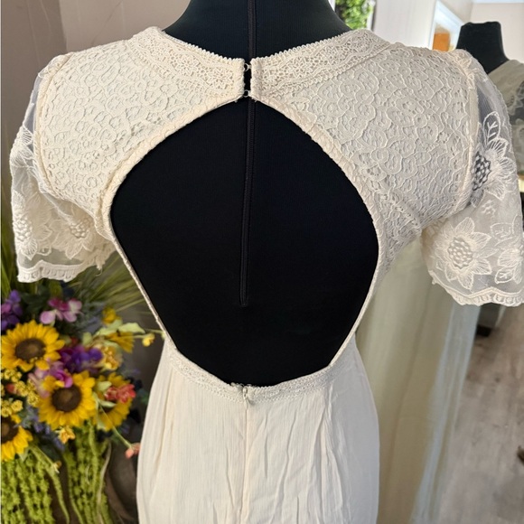 Soieblu • Short Sleeve V-Neck Mixed Lace Sheath Dress - Picture 15 of 16